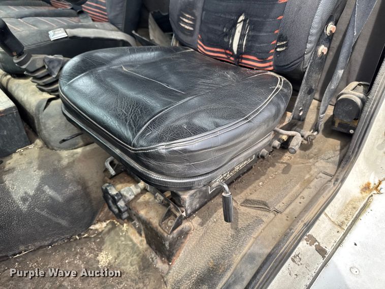 image for item DV2009 1992 Ford CF8000 oil distributor truck