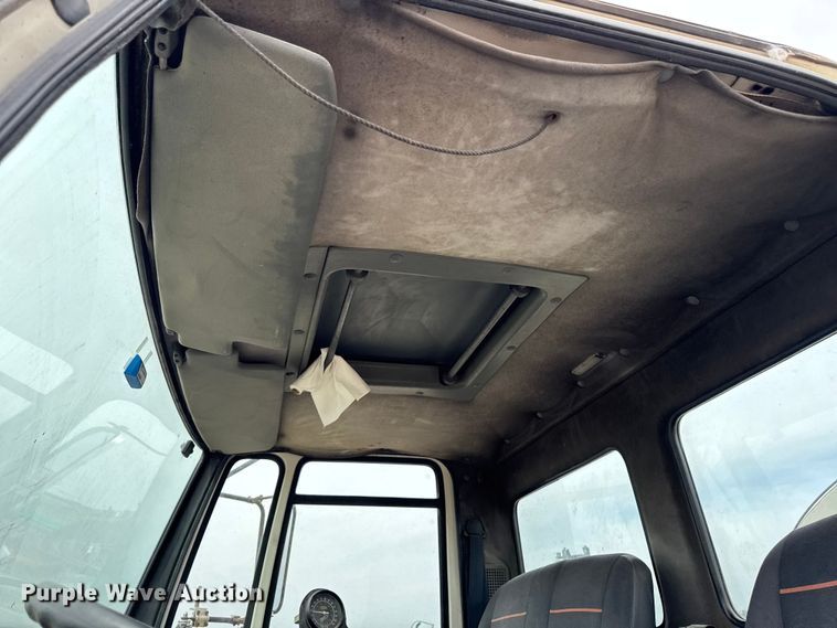 image for item DV2009 1992 Ford CF8000 oil distributor truck