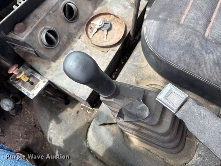 image for item DV2009 1992 Ford CF8000 oil distributor truck