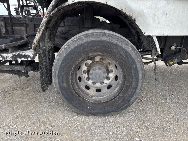 image for item DV2009 1992 Ford CF8000 oil distributor truck