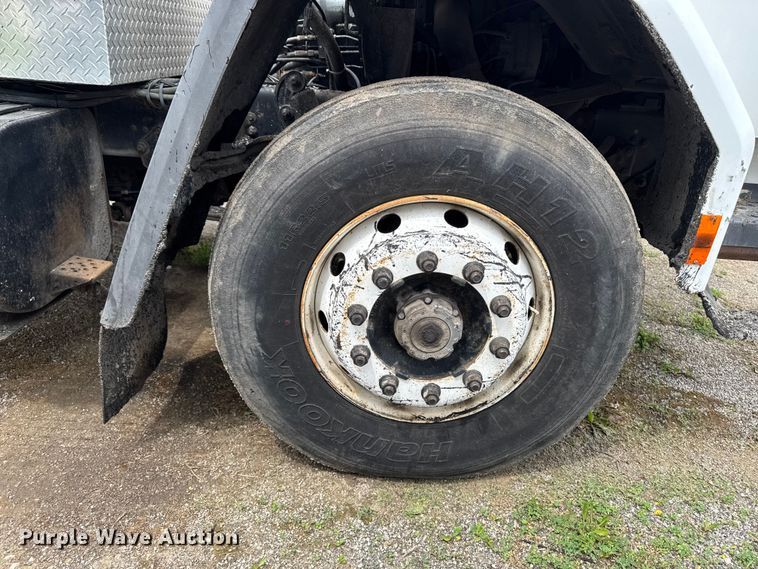 image for item DV2009 1992 Ford CF8000 oil distributor truck