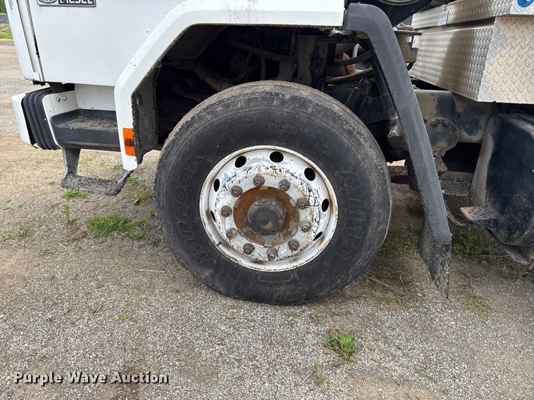 image for item DV2009 1992 Ford CF8000 oil distributor truck