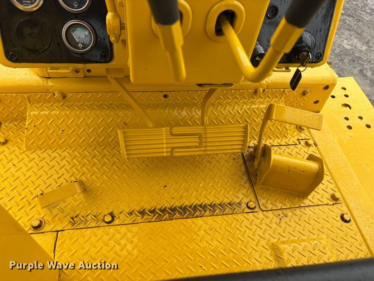 image for item DV4379 1984 Komatsu D65E-8 dozer