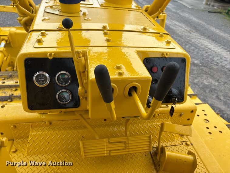 image for item DV4379 1984 Komatsu D65E-8 dozer