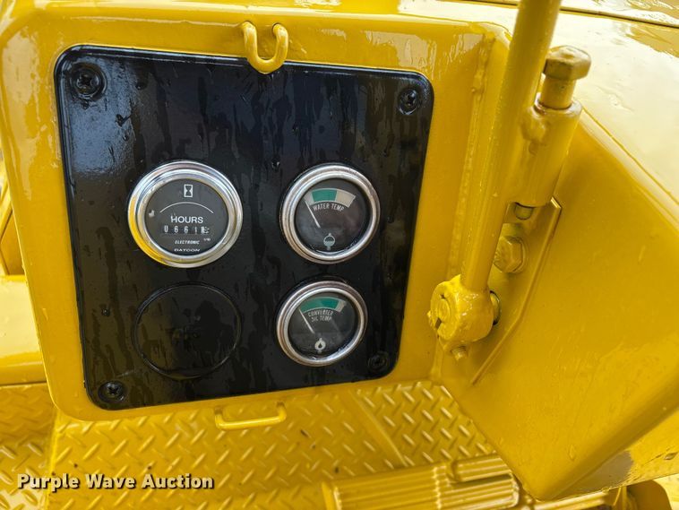 image for item DV4379 1984 Komatsu D65E-8 dozer