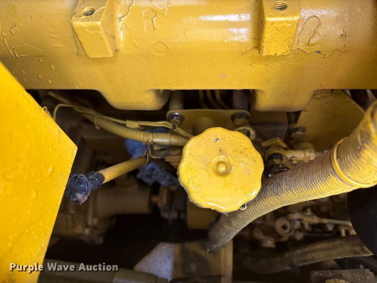 image for item DV4379 1984 Komatsu D65E-8 dozer