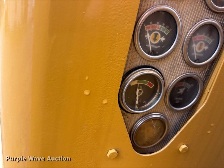image for item DV4380 1975 Caterpillar 12G motor grader