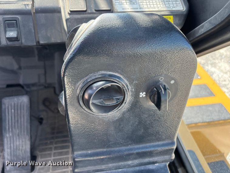 image for item DV4387 Caterpillar DP70N forklift
