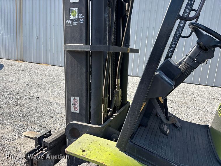 image for item DV4388 Clark CGP40 forklift