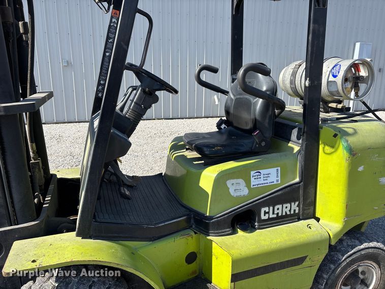 image for item DV4388 Clark CGP40 forklift