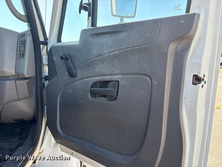 image for item DV8509 2008 International DuraStar 4300 bucket truck