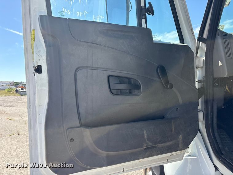 image for item DV8510 2012 International WorkStar 7300 bucket truck