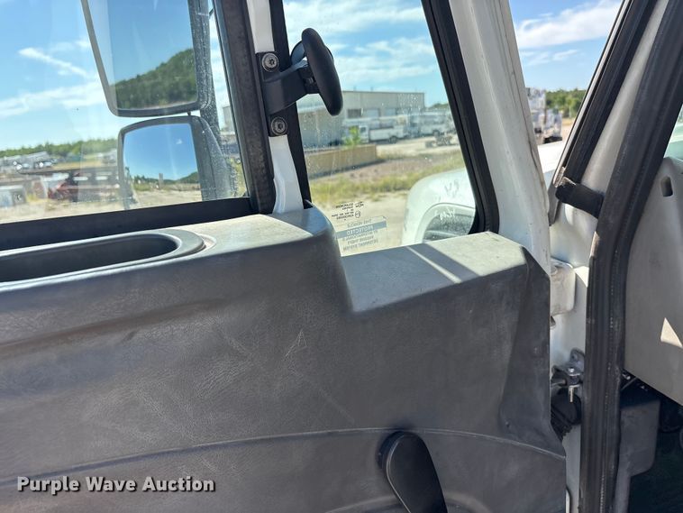 image for item DV8510 2012 International WorkStar 7300 bucket truck