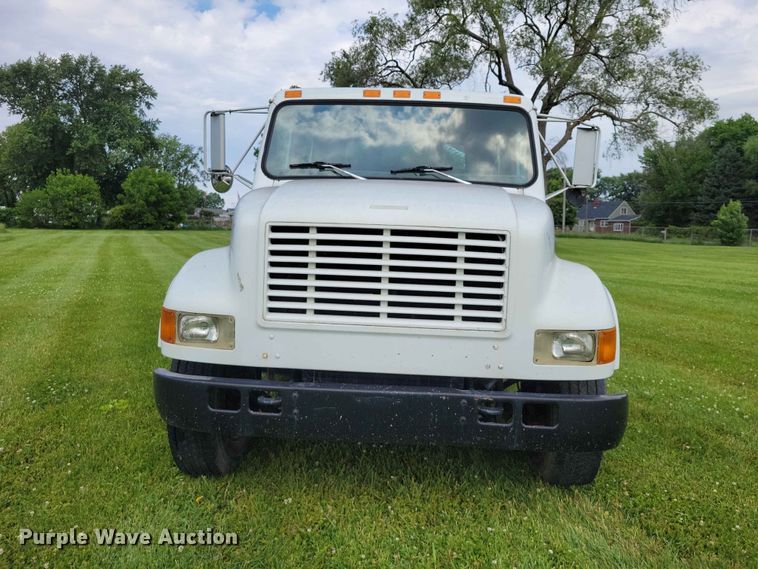 image for item DZ7130 1994 International 4600 flatbed truck