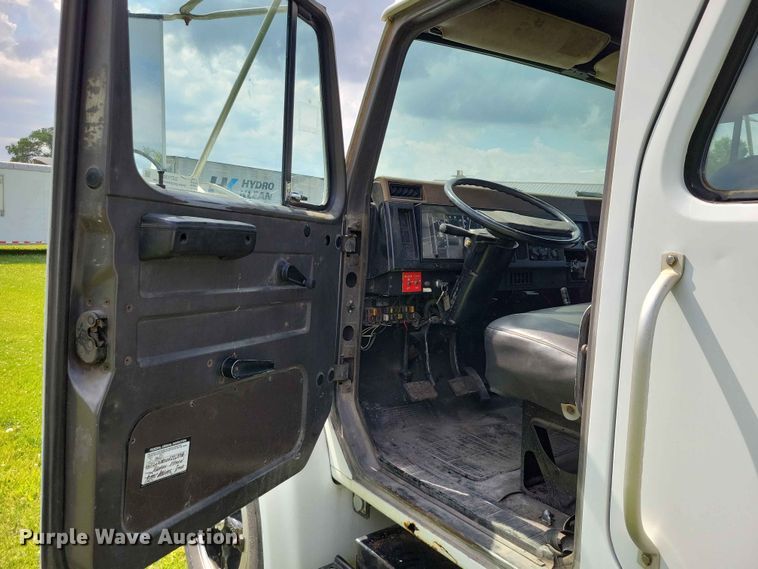 image for item DZ7130 1994 International 4600 flatbed truck