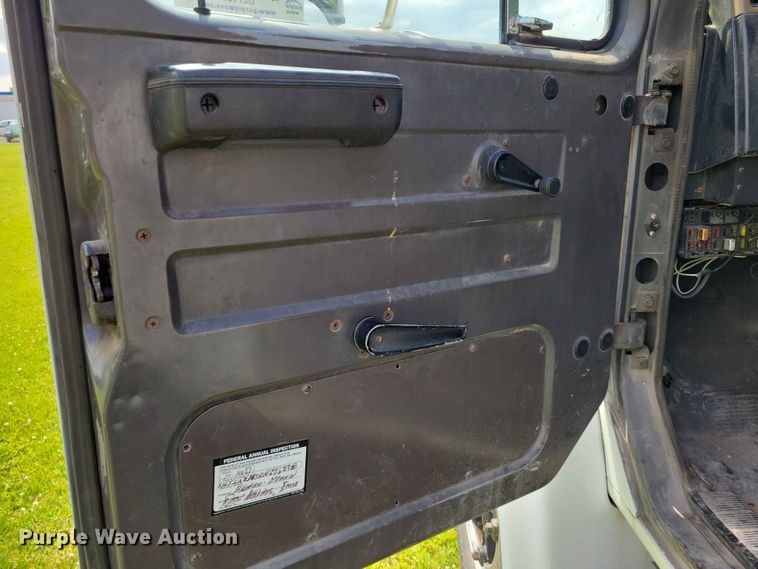 image for item DZ7130 1994 International 4600 flatbed truck