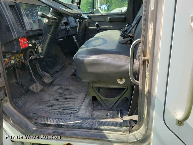 image for item DZ7130 1994 International 4600 flatbed truck