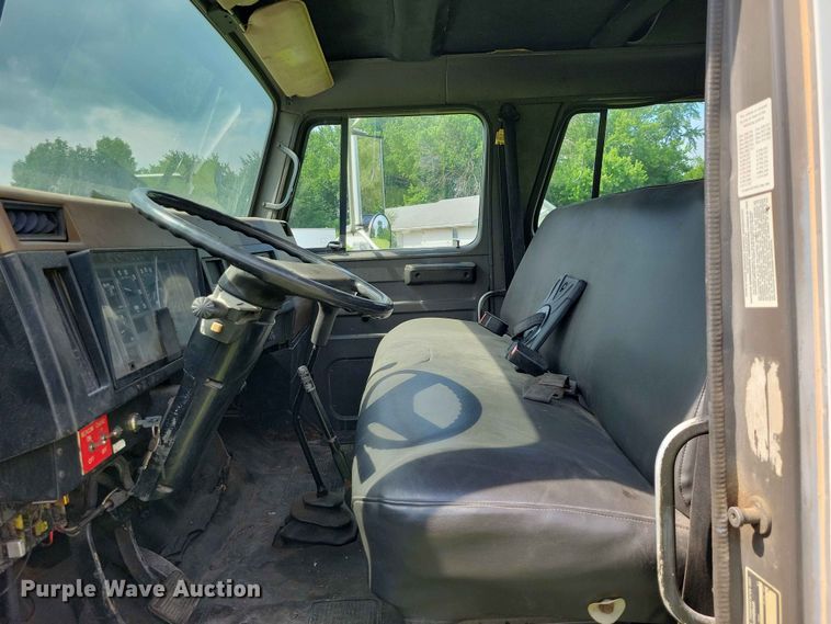 image for item DZ7130 1994 International 4600 flatbed truck