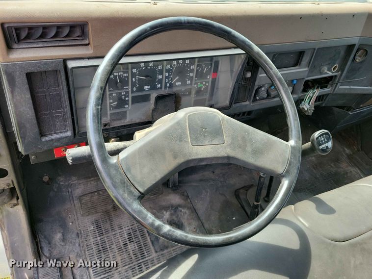 image for item DZ7130 1994 International 4600 flatbed truck
