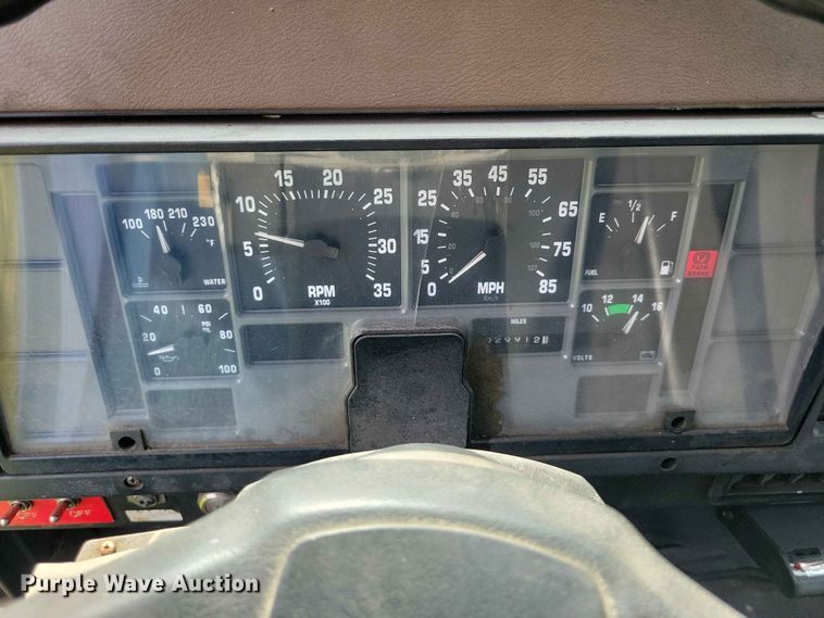 image for item DZ7130 1994 International 4600 flatbed truck