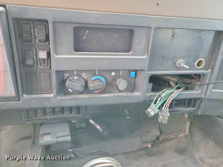 image for item DZ7130 1994 International 4600 flatbed truck
