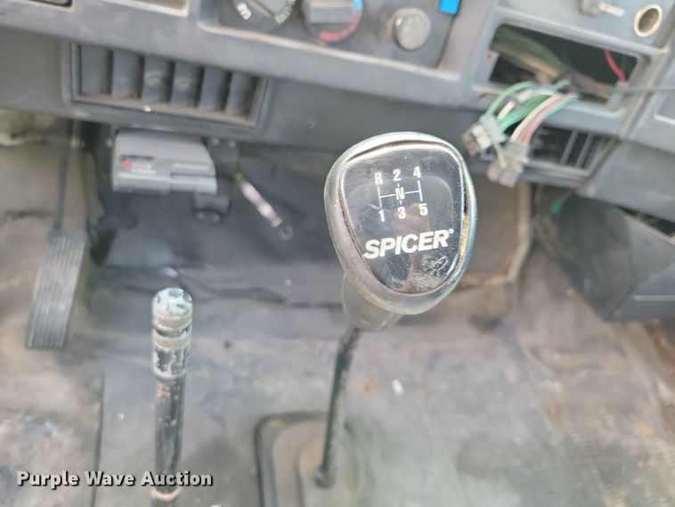 image for item DZ7130 1994 International 4600 flatbed truck