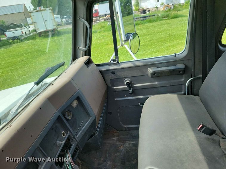 image for item DZ7130 1994 International 4600 flatbed truck