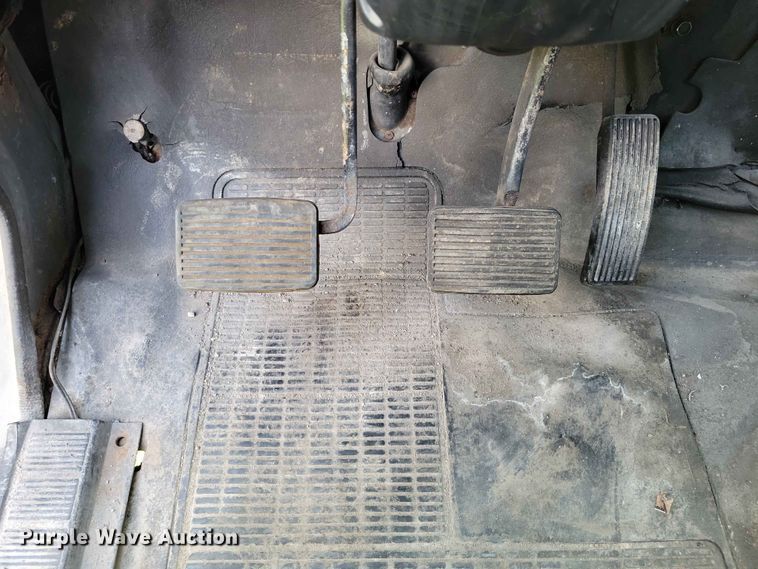 image for item DZ7130 1994 International 4600 flatbed truck