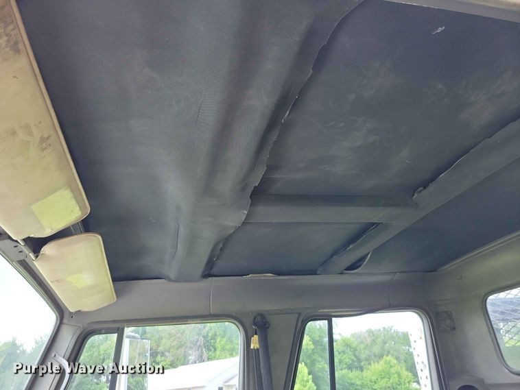 image for item DZ7130 1994 International 4600 flatbed truck