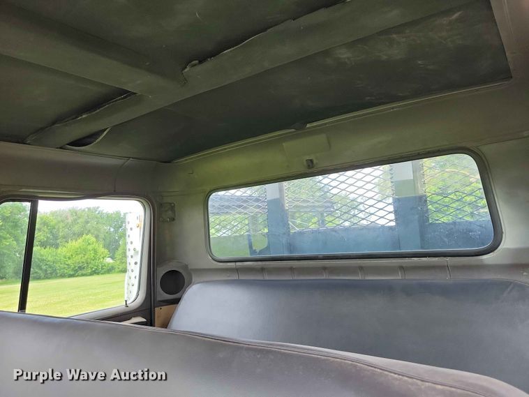image for item DZ7130 1994 International 4600 flatbed truck