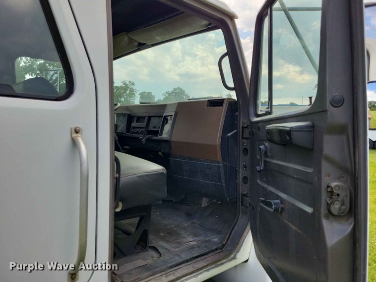 image for item DZ7130 1994 International 4600 flatbed truck