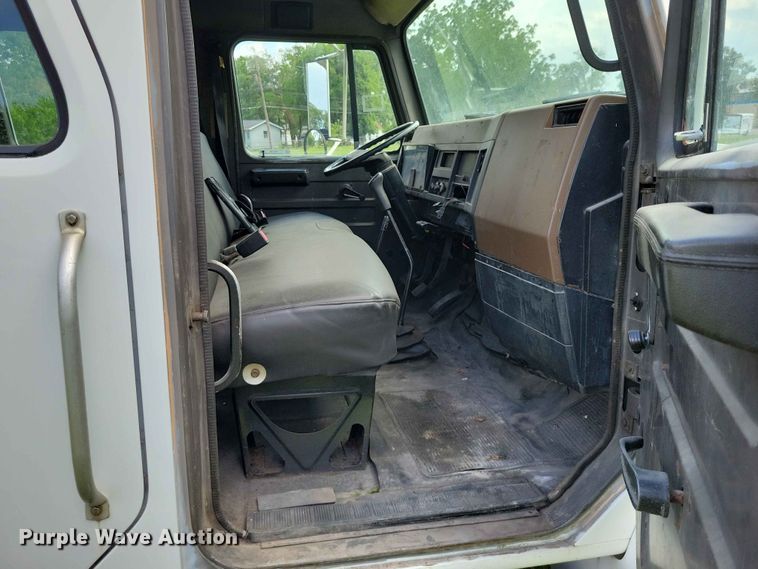 image for item DZ7130 1994 International 4600 flatbed truck