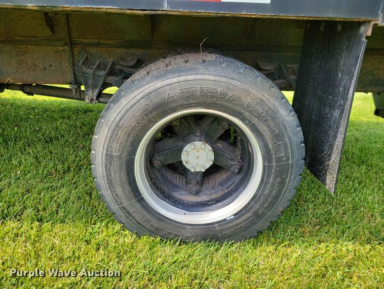 image for item DZ7130 1994 International 4600 flatbed truck