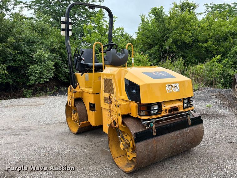 image for item EA4923 2009 Caterpillar CB32 double drum vibratory roller