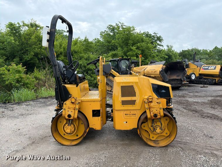 image for item EA4923 2009 Caterpillar CB32 double drum vibratory roller