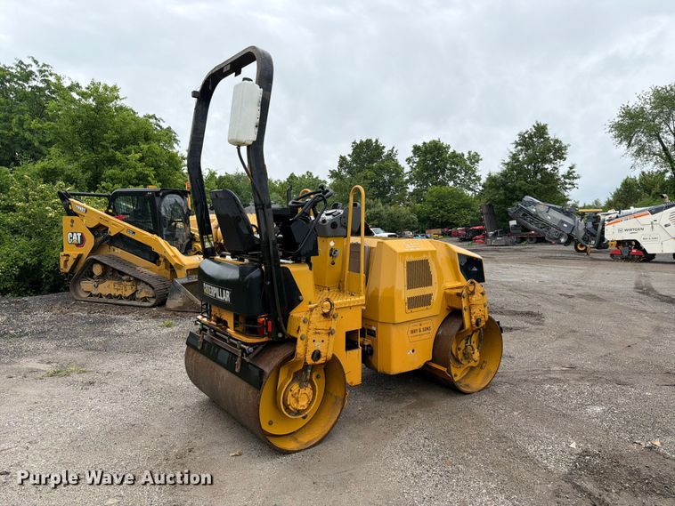 image for item EA4923 2009 Caterpillar CB32 double drum vibratory roller