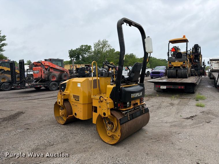 image for item EA4923 2009 Caterpillar CB32 double drum vibratory roller