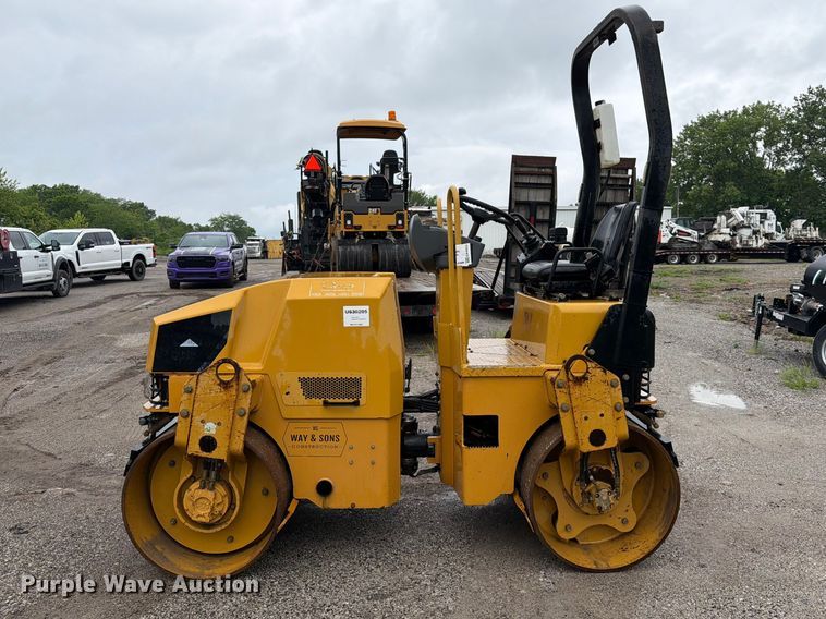 image for item EA4923 2009 Caterpillar CB32 double drum vibratory roller
