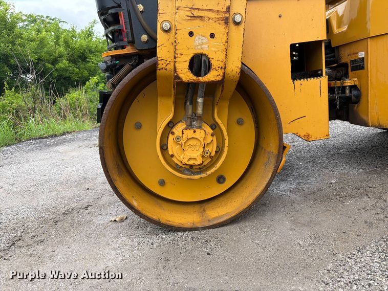 image for item EA4923 2009 Caterpillar CB32 double drum vibratory roller
