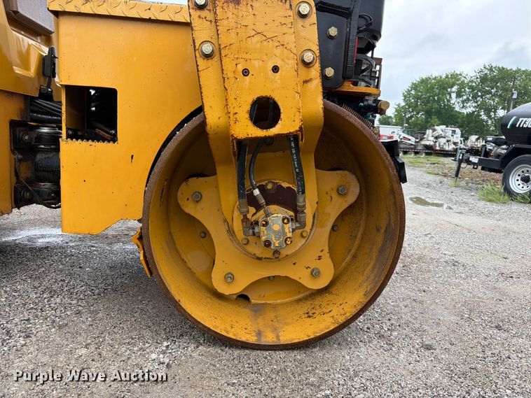image for item EA4923 2009 Caterpillar CB32 double drum vibratory roller