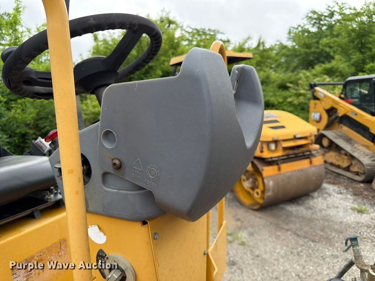 image for item EA4923 2009 Caterpillar CB32 double drum vibratory roller