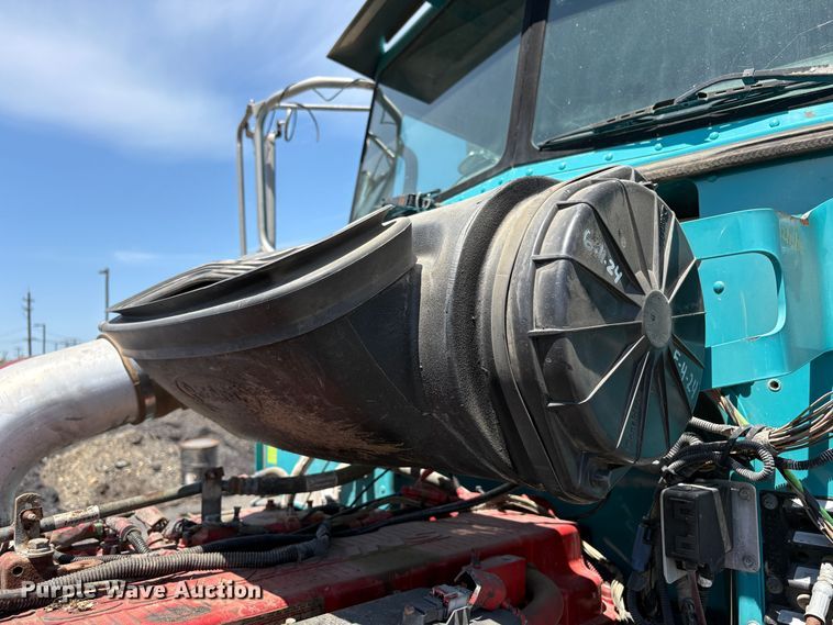 image for item EC8355 2012 Peterbilt 384 dump truck