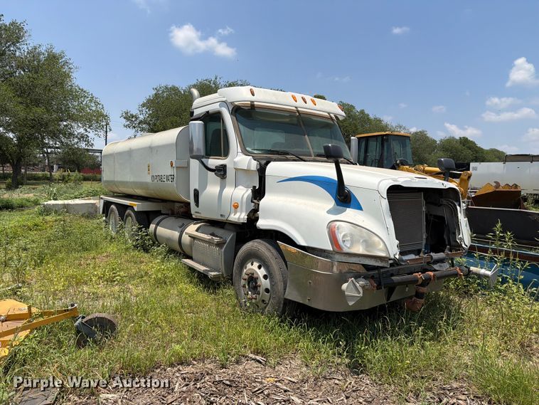 image for item ED5304 2011 Freightliner Cascadia water truck