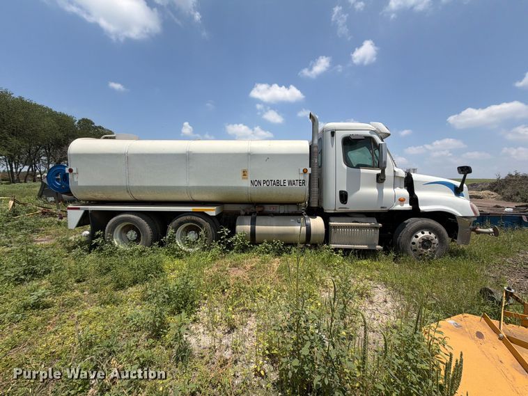 image for item ED5304 2011 Freightliner Cascadia water truck