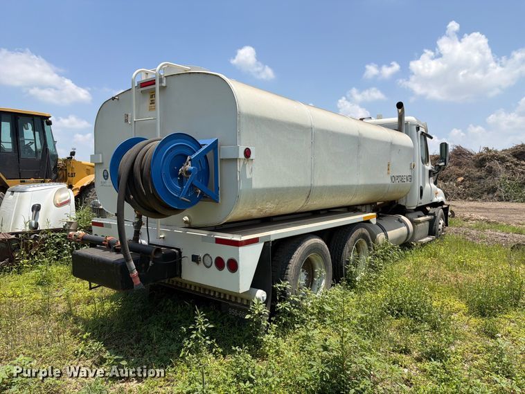 image for item ED5304 2011 Freightliner Cascadia water truck