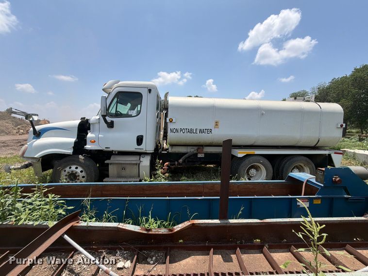 image for item ED5304 2011 Freightliner Cascadia water truck