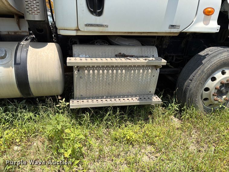 image for item ED5304 2011 Freightliner Cascadia water truck
