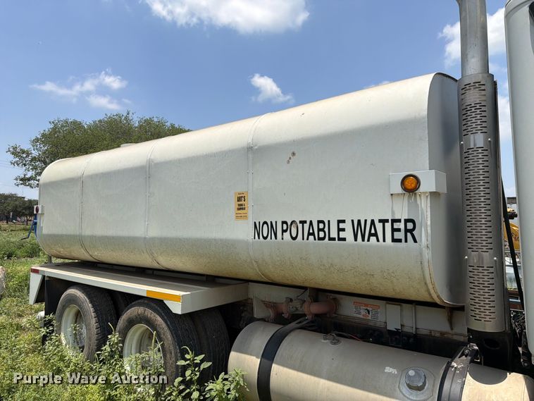 image for item ED5304 2011 Freightliner Cascadia water truck