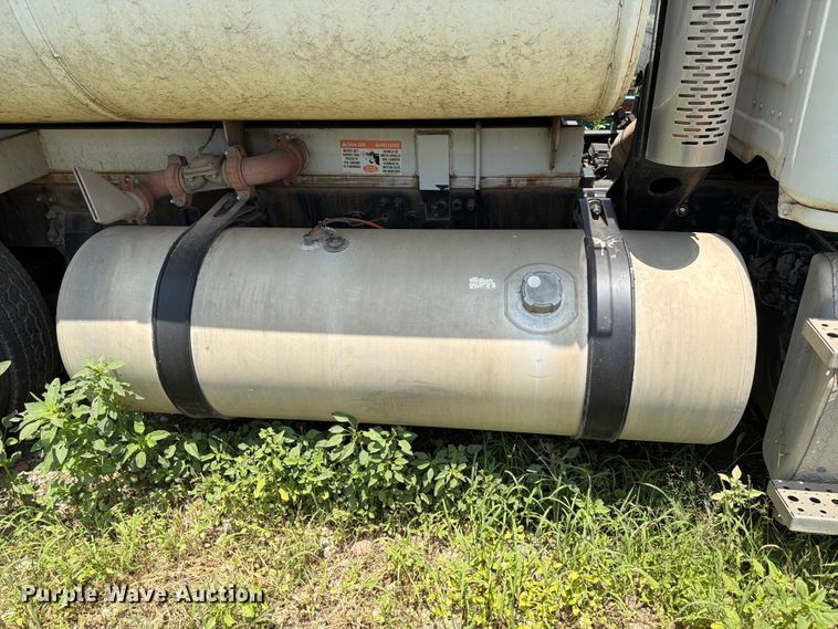 image for item ED5304 2011 Freightliner Cascadia water truck