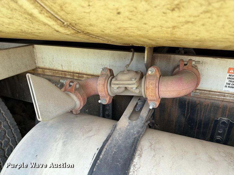 image for item ED5304 2011 Freightliner Cascadia water truck